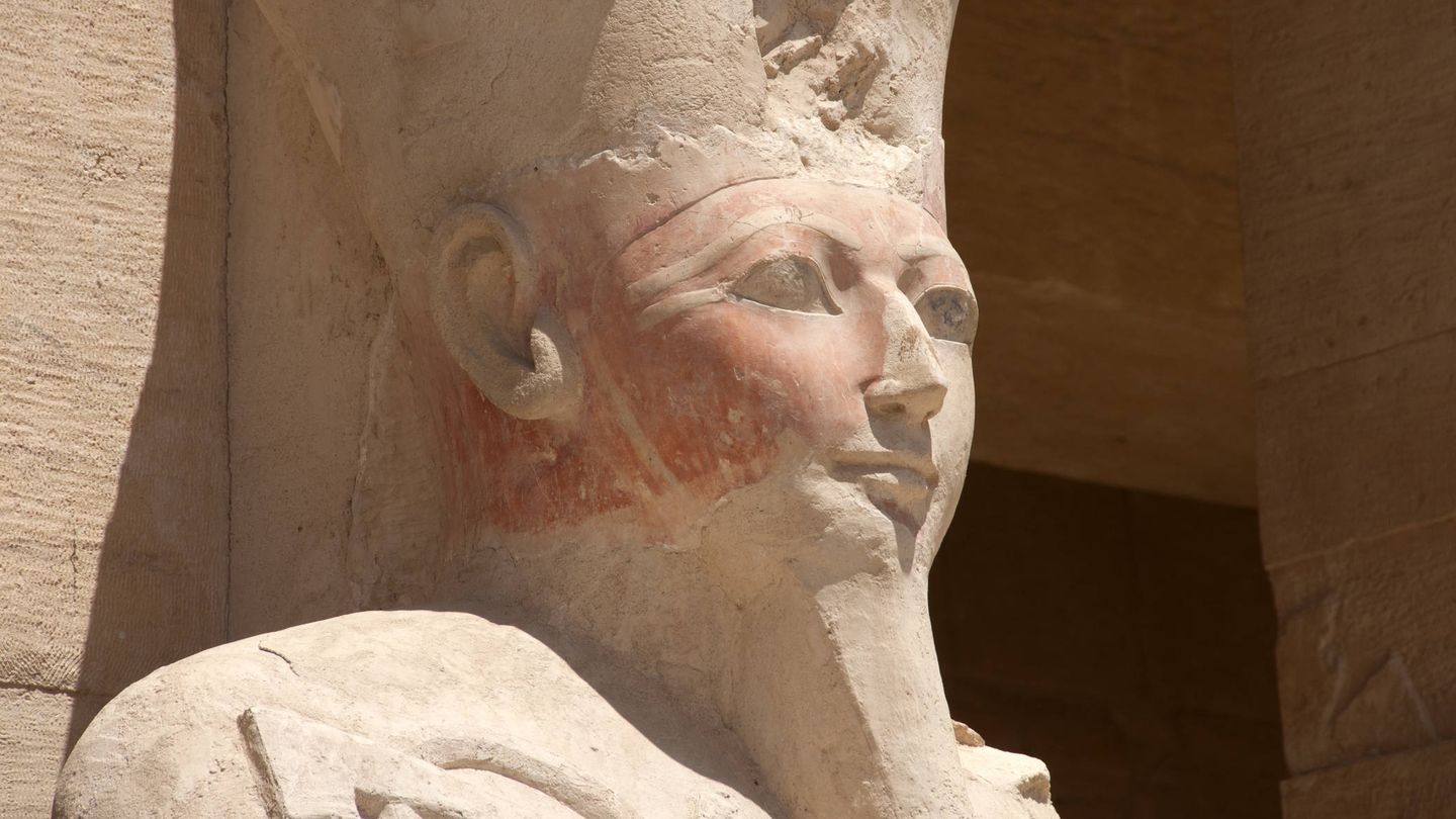 Estatua de Hatshepsut con perilla de mentira. (iStock)