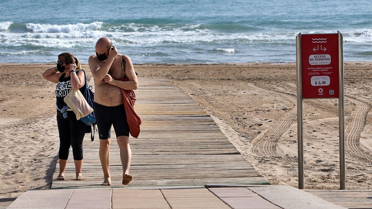 La mascarilla no será obligatoria en las playas de Baleares y Canarias si hay distancia