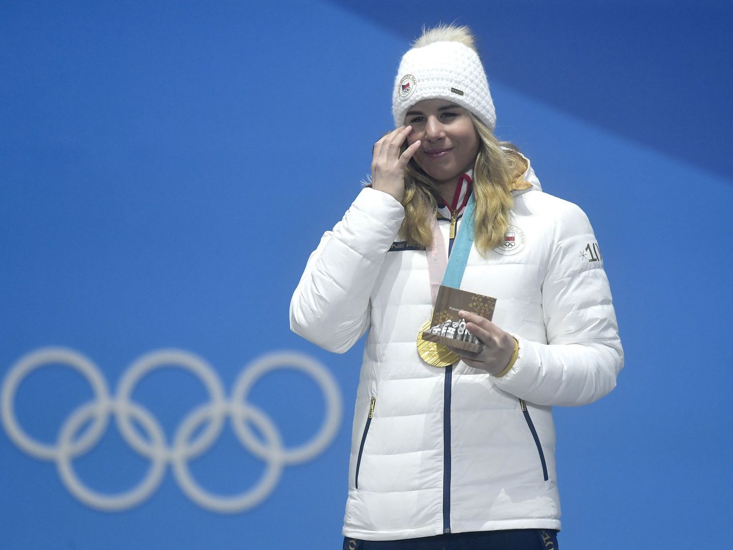 Ester Ledecka posa en el podio con su segunda medalla de oro en los Juegos Olímpicos de PyeongChang 2018. (EFE)
