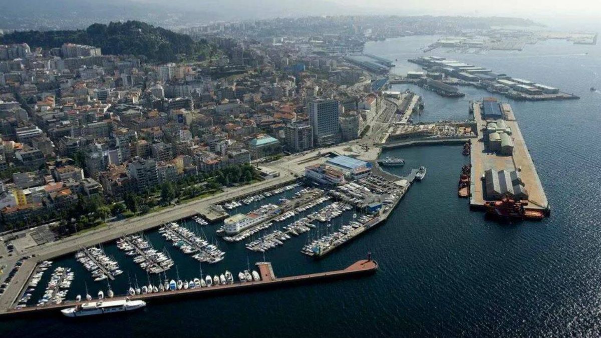 Un buque retenido en Vigo reconoce haber vertido unos 150 litros de fuel al mar
