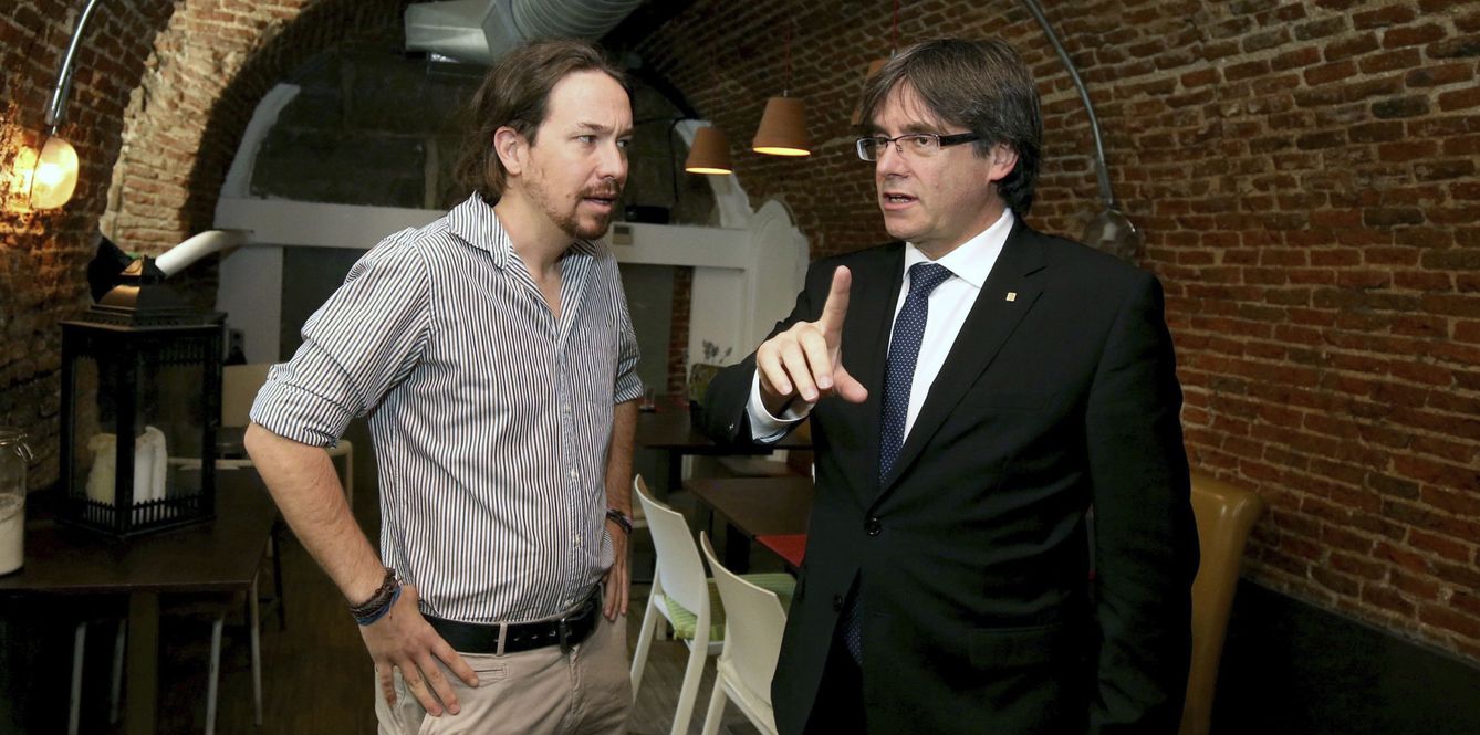 Carles Puigdemont junto al líder de Podemos, Pablo Iglesias, en 2016 (EFE)