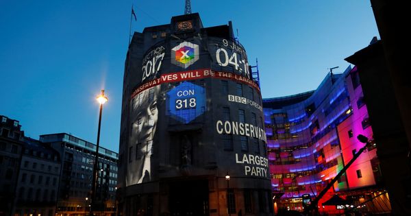 Foto: El edificio central de la BBC, iluminado con los resultados de las elecciones generales, el 9 de junio de 2017. (Reuters)