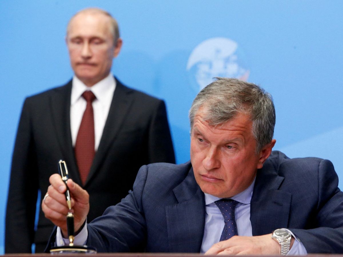 Foto: Igor Ivanovich Sechin, bajo la atenta mirada de Vladímir Putin. (Reuters/Sergei Karpukhin)