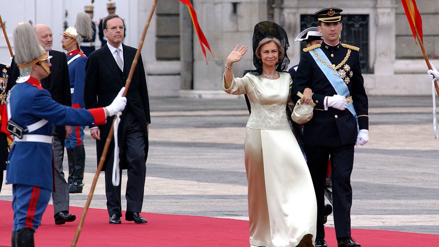 La reina Sofía con su hijo, el entonces príncipe Felipe, llegando a la Almudena. (Getty)