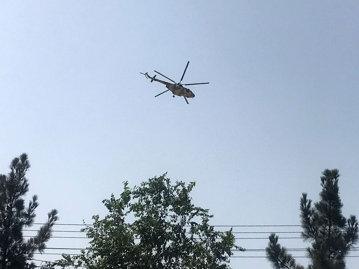 Foto: Un helicóptero militar sobrevuela la capital afgana, Kabul. (Reuters)