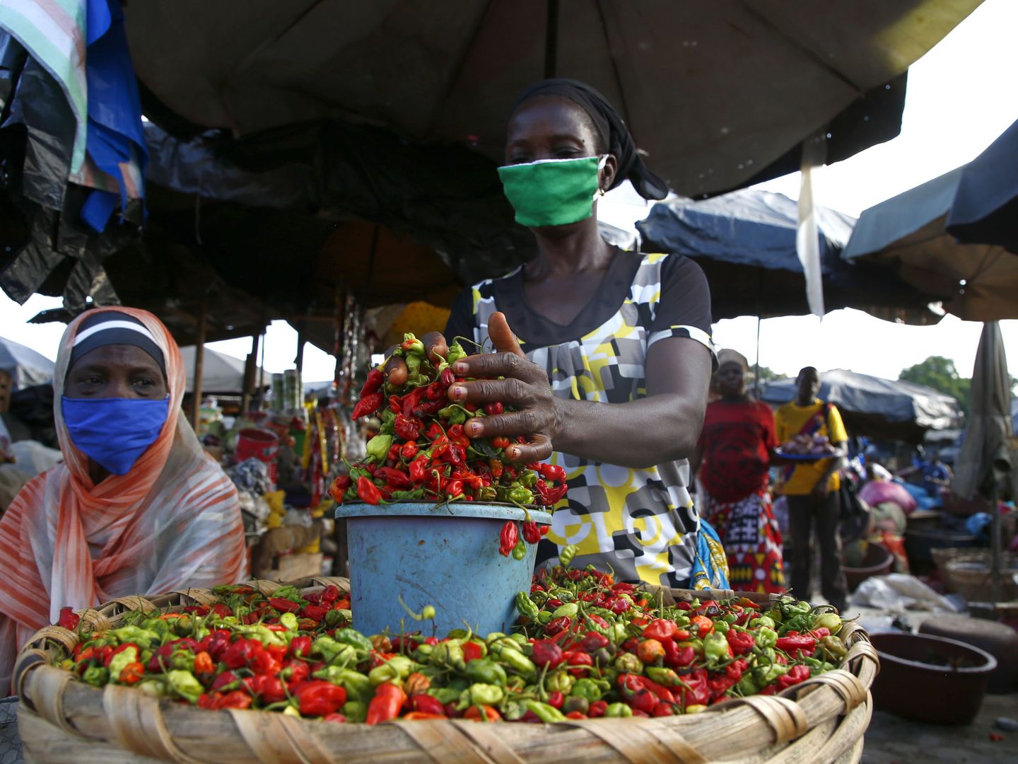 Una mujer con mascarilla en un mercado de Costa de Marfil. (Reuters)