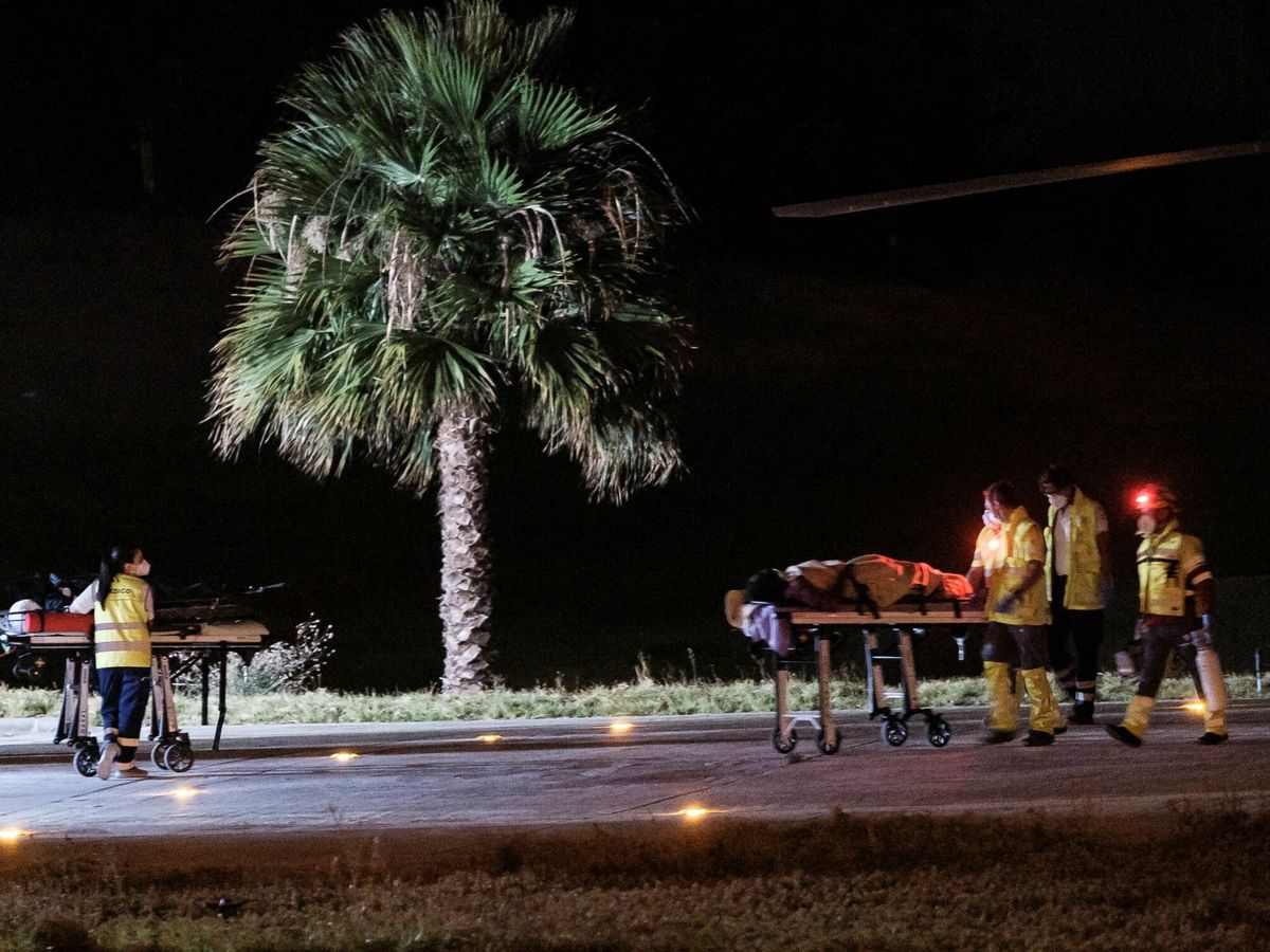Foto: Evacuación en helicóptero de tres ocupantes de una patera a 500 km de Gran Canaria. (EFE)