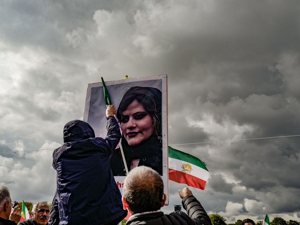 Foto:  Un manifestante muestra este miércoles una pancarta de Mahsa Amini durante una protesta enfrente del edificio Reichstag en Berlín. (EFE/Filip Singer)