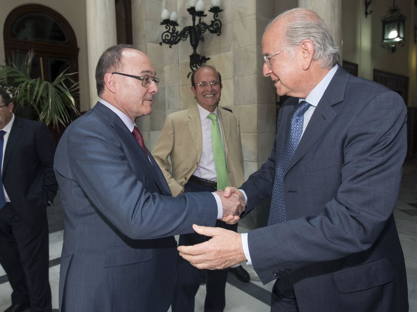 El gobernador del Banco de España, Luis María Linde, (i) saluda al presidente ejecutivo del banco BMN, Carlos Egea Krauel (d)