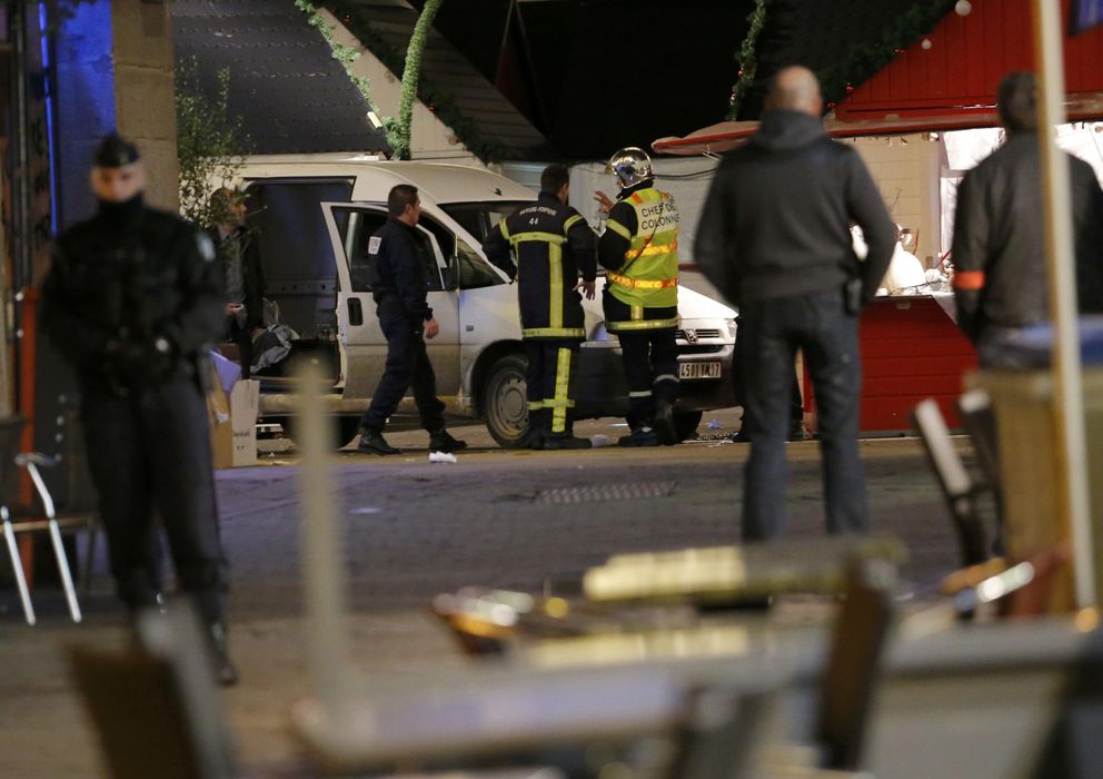 Foto: Agentes de policía y bomberos junto al vehículo tras el atropello múltiple en Nantes (Reuters).