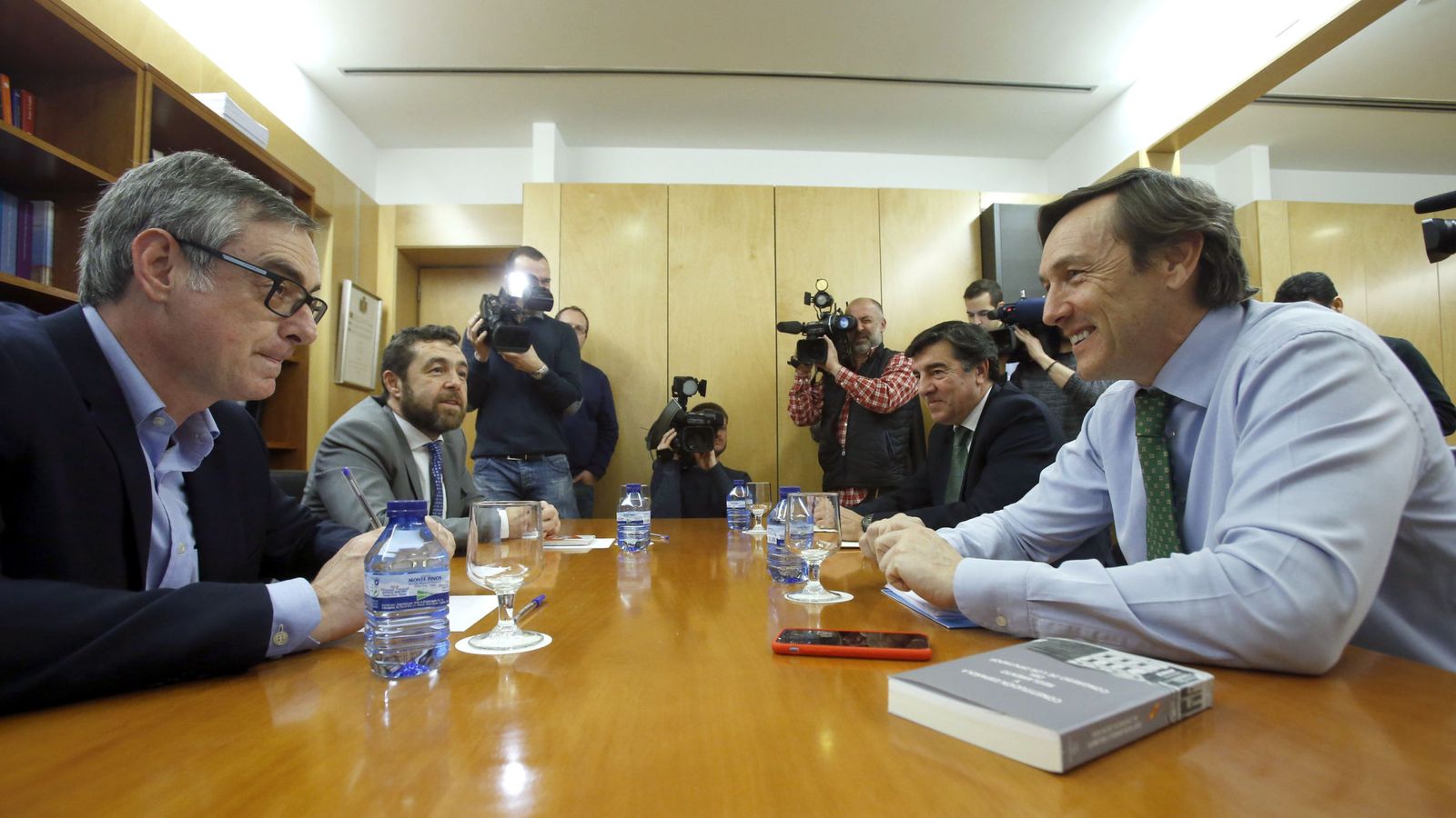 Foto: Primera reunión entre Ciudadanos y PP en el Congreso de los Diputados. (EFE)
