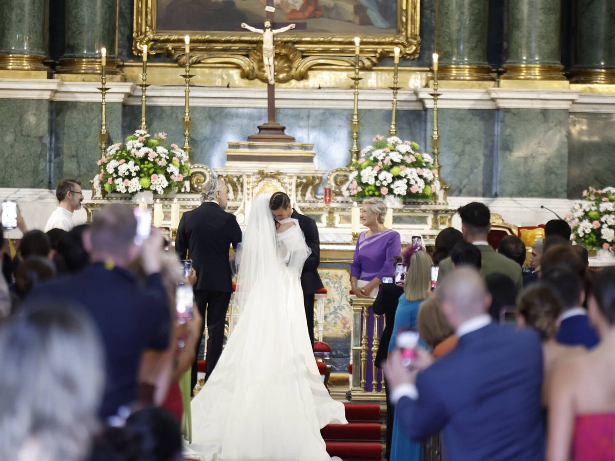 Foto: Ana Moya y Diego Conde, en la ceremonia de su boda. (Gtres)