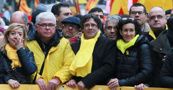 Foto: Marta Rovira en Bruselas junto a Carles Puigdemont. (Efe) 