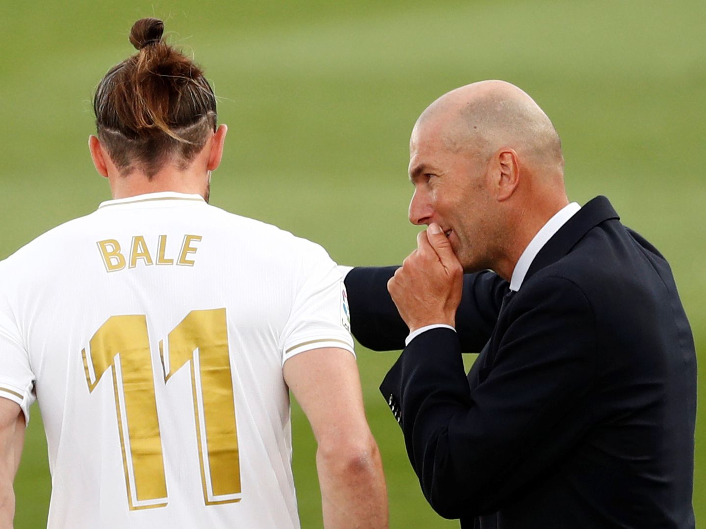 Zidane da instrucciones a Bale. (Efe)