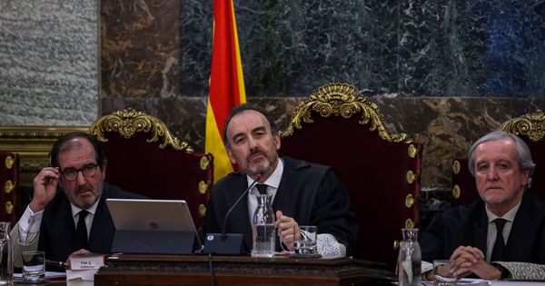 Foto: El presidente del tribunal y ponente de la sentencia, Manuel Marchena (c). (EFE)