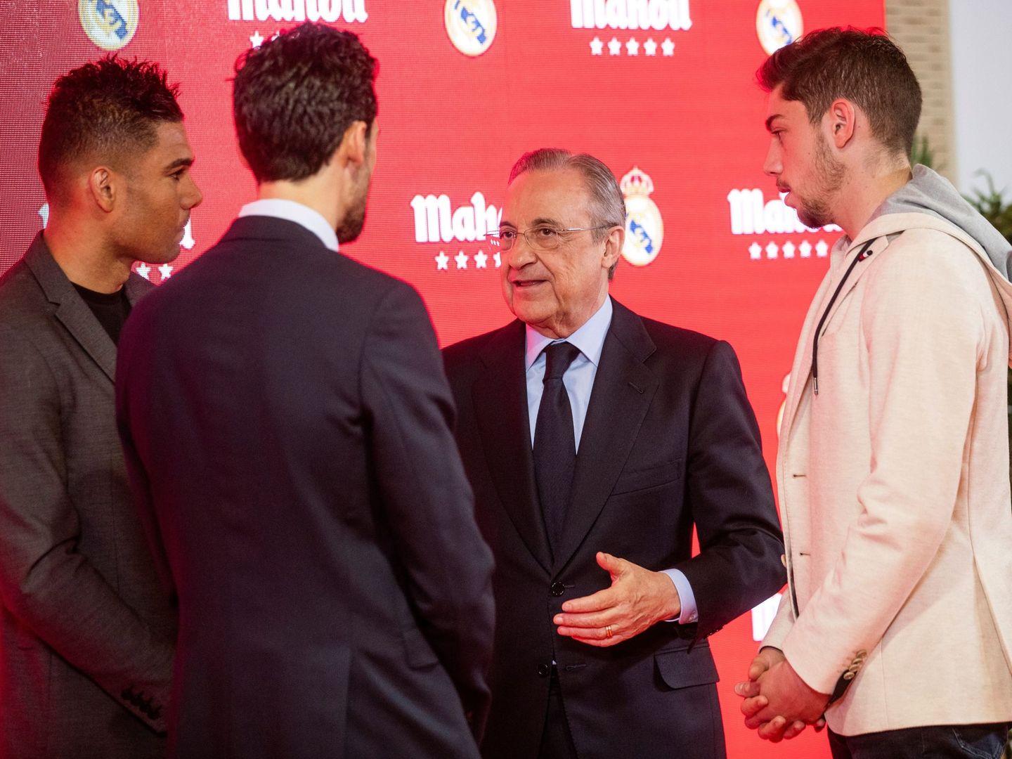 Florentino Pérez conversa con Casemiro, Fede Valverde y Arbeloa en un acto de un patrocinador. (EFE)