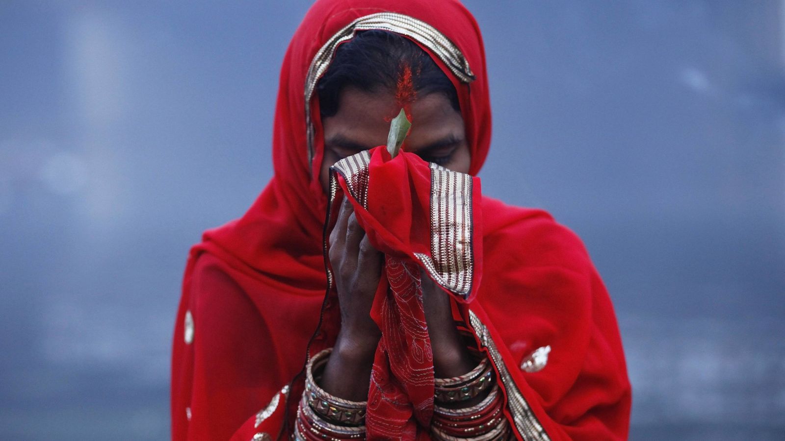 Foto: Una mujer india realiza oraciones en Nueva Delhi (Reuters)