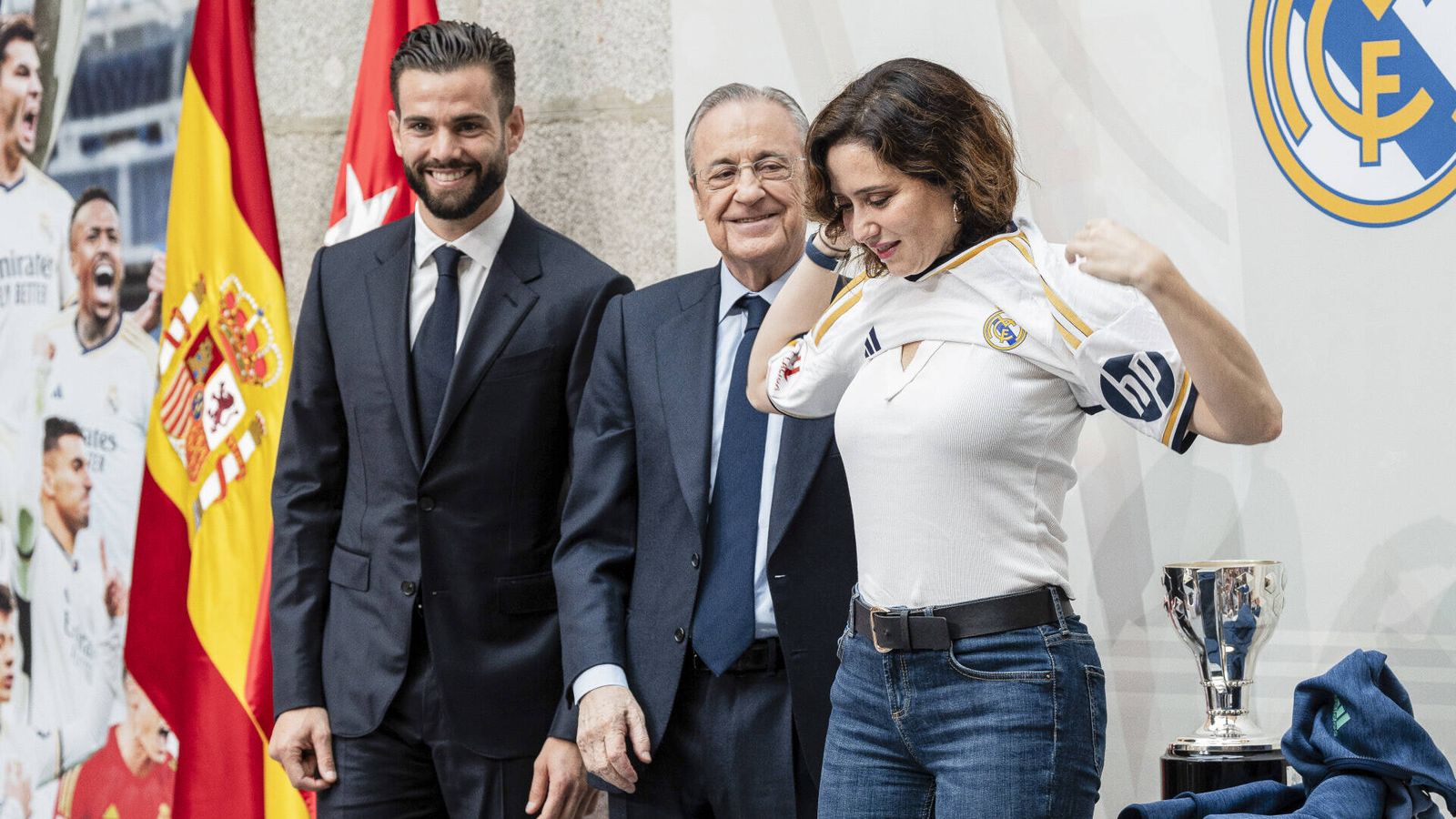 Isabel Díaz Ayuso se pone la camiseta personalizada que le ha regalado el Real Madrid. (Gtres)