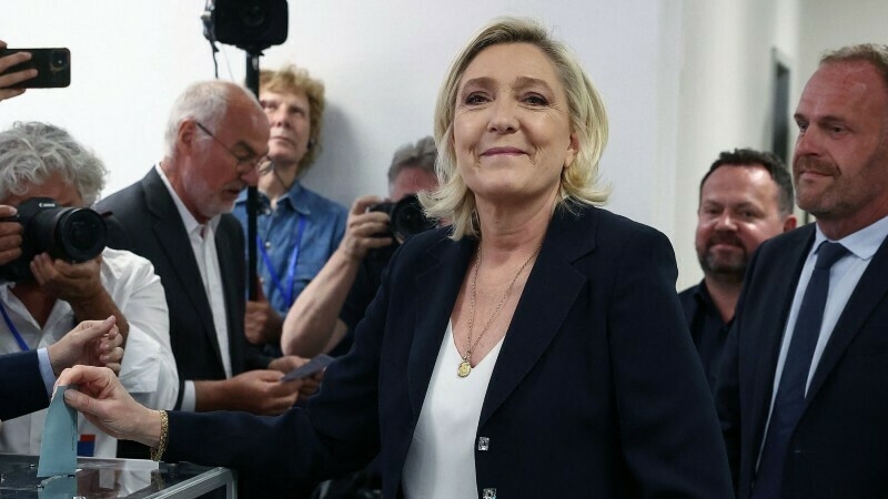 Foto de Macron y Le Pen buscan la cara, pero alguno encontrará la cruz                