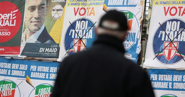 Foto: Un hombre pasa por delante de varios carteles electorales en Pomigliano D'Arco, cerca de Nápoles, el 21 de febrero de 2018. (Reuters)
