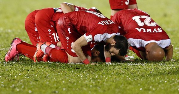 Foto: Jugadores sirios celebran rezando su empate ante China. (Reuters)
