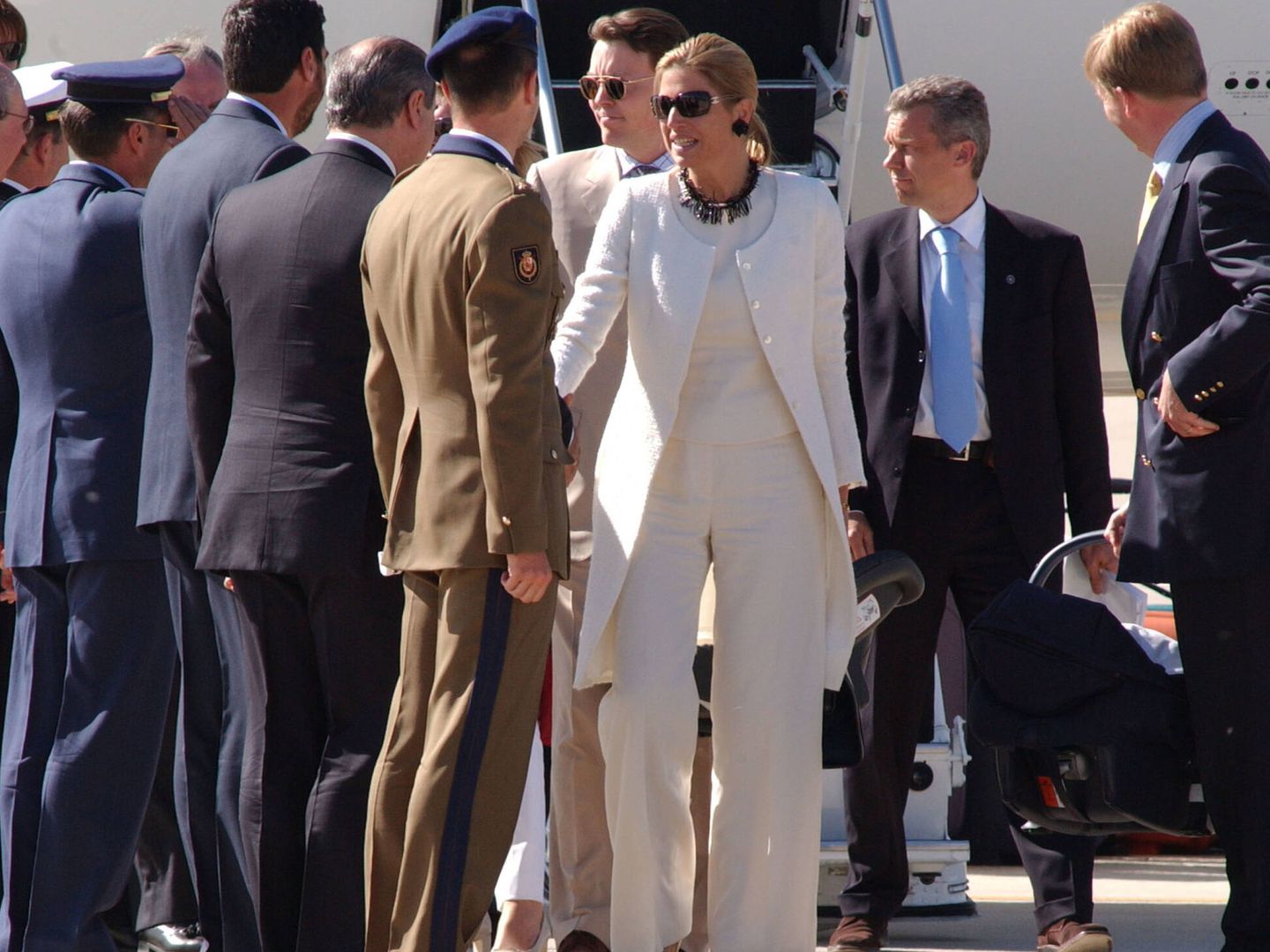 La reina Máxima, el rey Guillermo y el príncipe Constantin de Holanda saludan al llegar en avión al aeropuerto de Torrejón.  (Getty) 