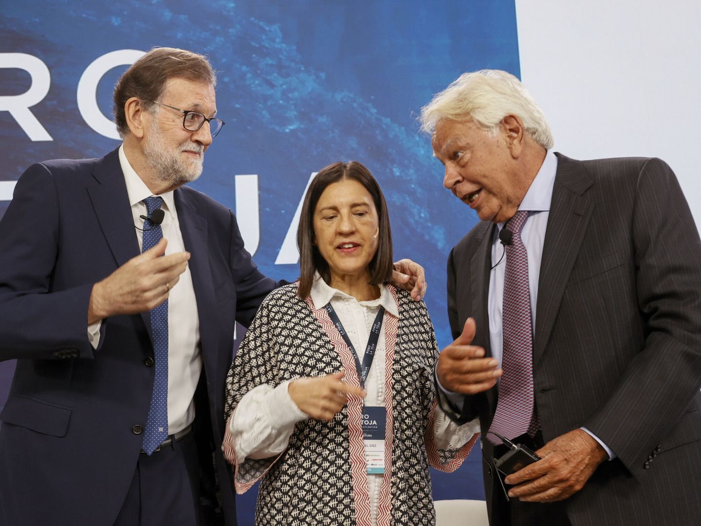 Los expresidentes del Gobierno Felipe González y Mariano Rajoy, junto a la periodista Anabel Díez (c). (EFE/Lavandeira jr)