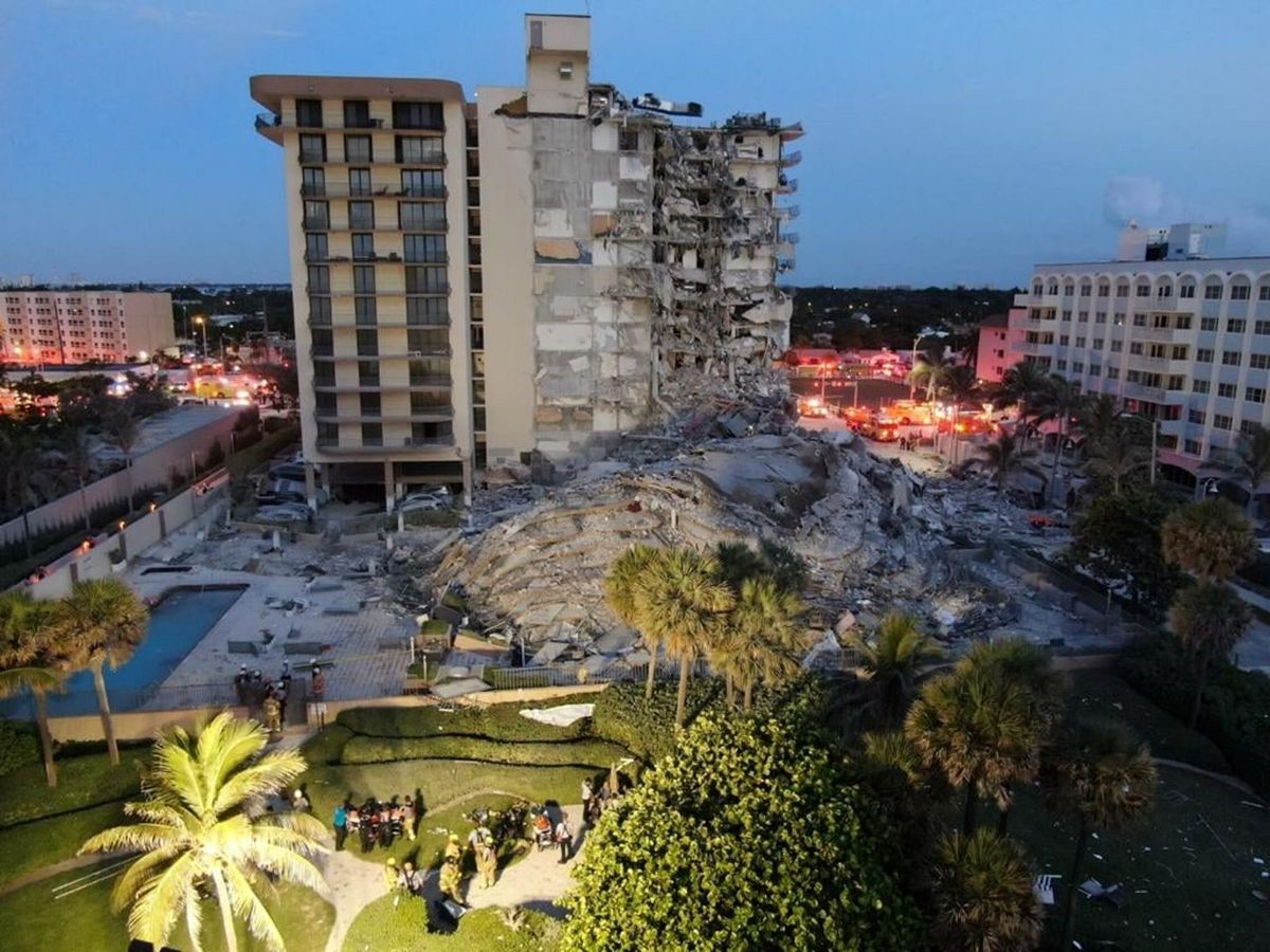 Foto: Edificio de 12 pisos que se ha derrumbado parcialmente hoy en Miami. (EFE)