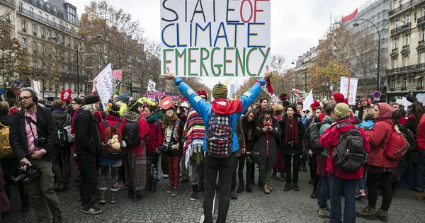 Foto: Un activista durante una protesta organizada por la cumbre COP21 en París el 12 de diciembre de 2015. (EFE)