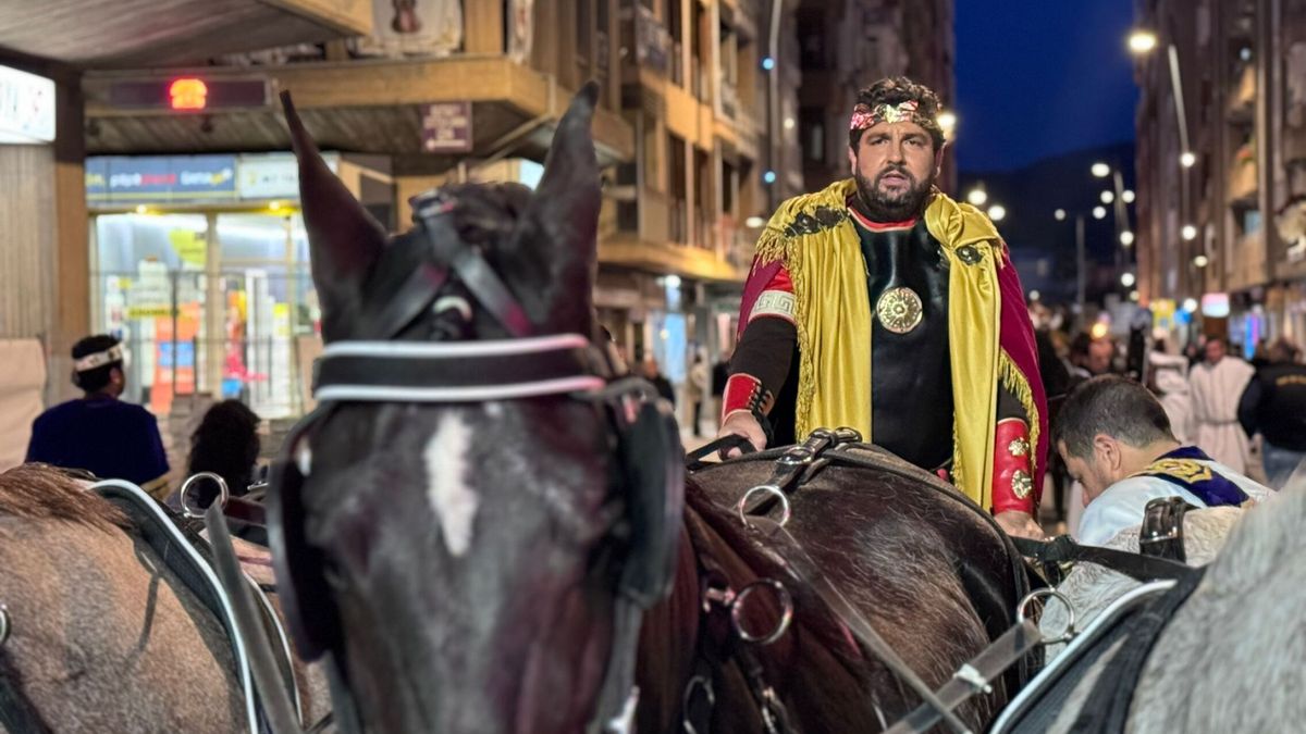 López Miras galopa como Teodosio I 'El Grande' por las calles de Lorca 