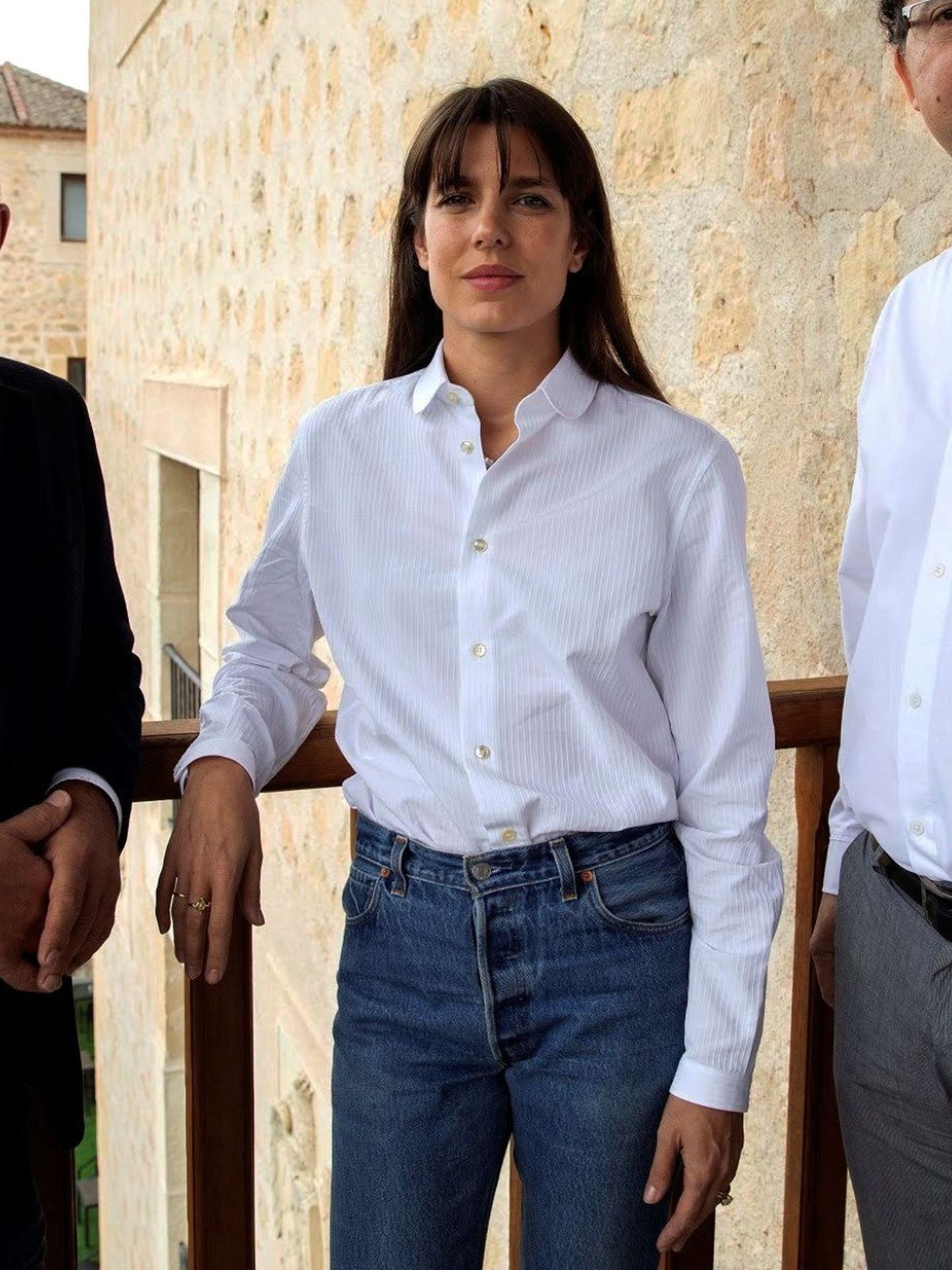 Carlota Casiraghi, con look casual pero elegante con camisa blanca en Segovia. (EFE)