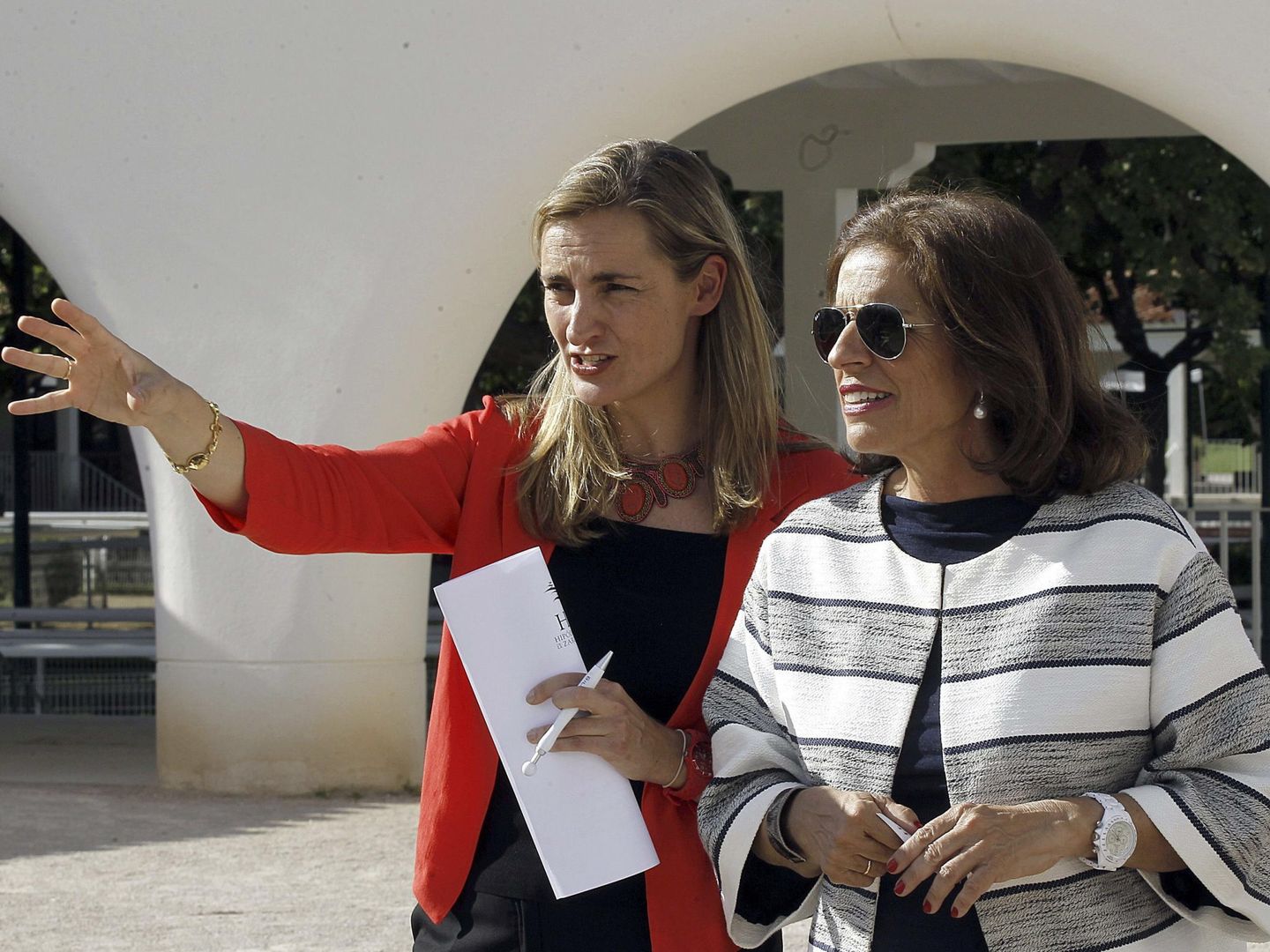 Faina Zurita, durante su mandato al frente del hipódromo, con la entonces alcaldesa Ana Botella. (EFE)
