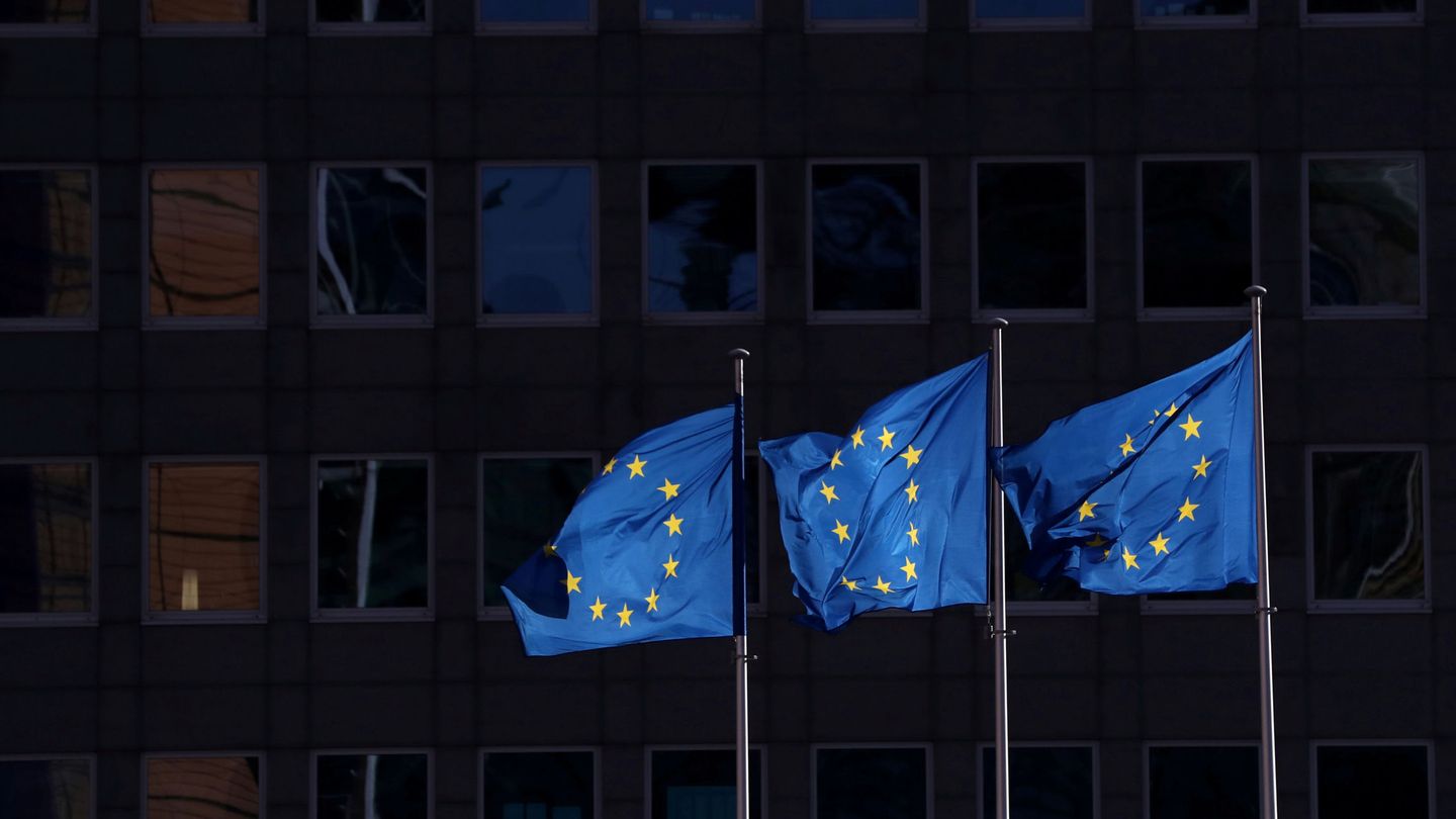 Banderas europeas, cerca de la sede del Ejecutivo comunitario. (Reuters)