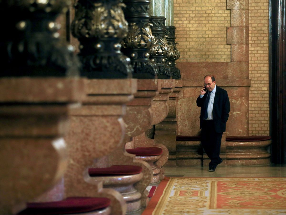 Foto: El líder del PSC, Miquel Iceta, en los pasillos del Parlament. (EFE)