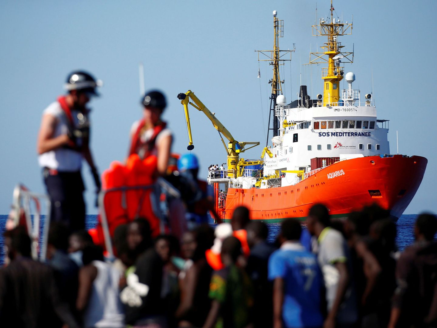 El Aquarius durante una rescate de la ONG SOS Mediterranee frente a la costa de Libia. (Reuters)
