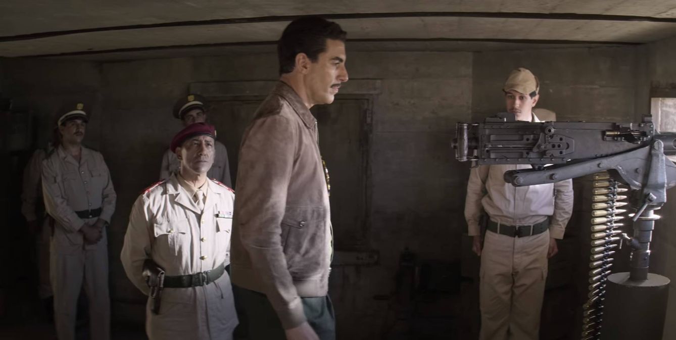 Eli Cohen (Sacha Baron Cohen), visitando un emplazamiento militar sirio. (Netflix)