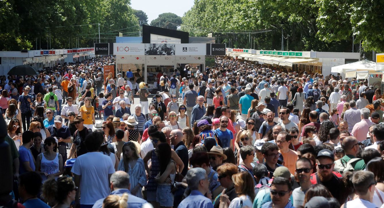 Miles de personas acuden a la 78ª Feria del Libro que se celebra en el Parque del Retiro de Madrid. (EFE)