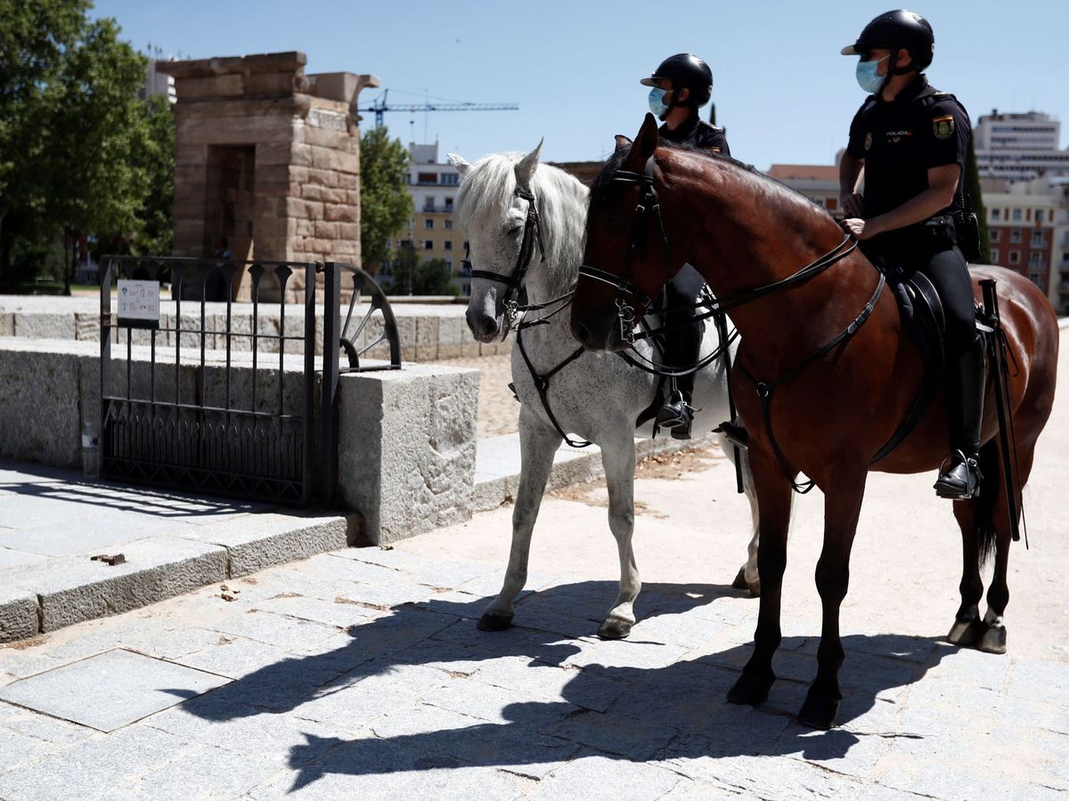 Foto:  La Policía Nacional a caballo patrulla por las inmediaciones del templo de Debod de Madrid (EFE)