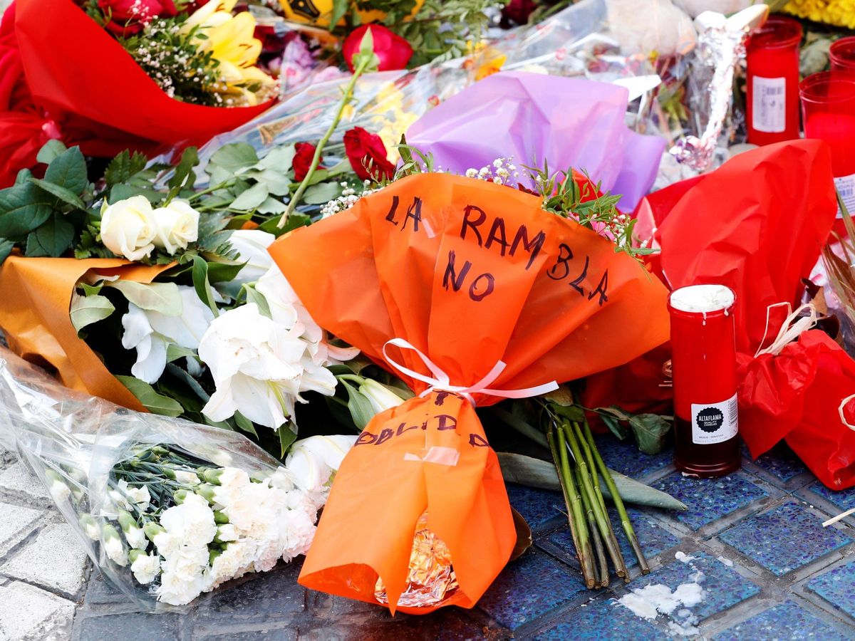 Foto: Flores en recuerdo de los atentados de las Ramblas y Cambrils. (EFE/Alejandro García)