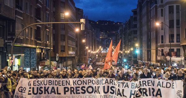 Foto: Manifestación en Bilbao para solicitar el acercamiento de los presos etarras. (EFE) 