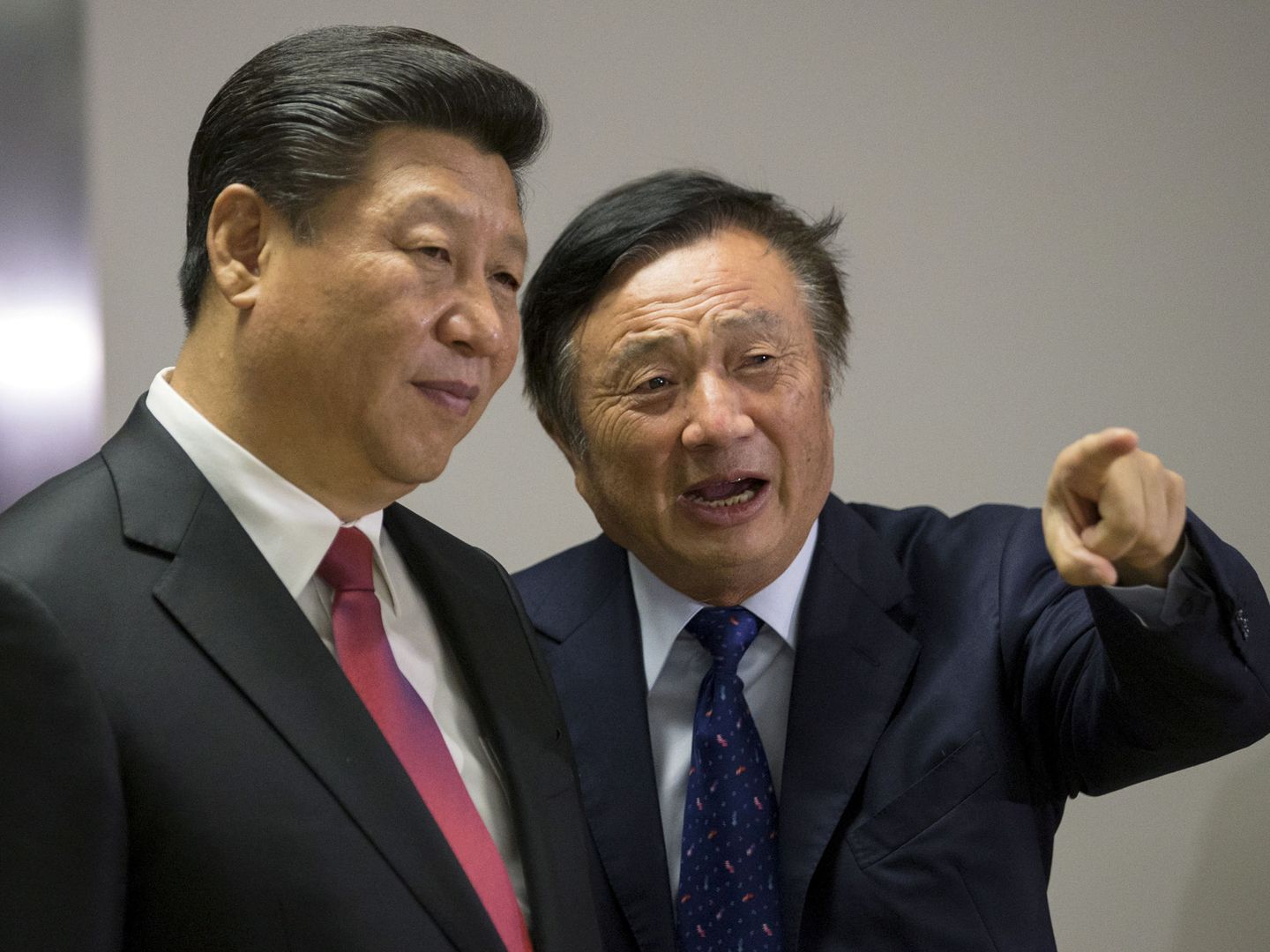 Ren Zhengfei, presidente y fundador Huawei, junto a Xi Jinping, presidente de China. (Foto: Reuters)