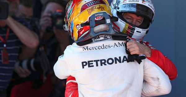 Foto: Hamilton y Vettel se funden en un abrazo tras el GP de España. (EFE)