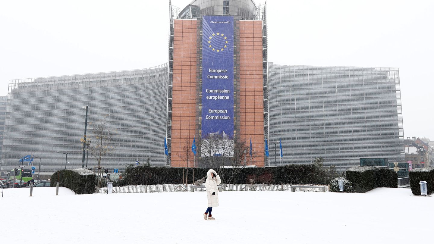 El edificio de la Comisión Europea durante una nevada en Bruselas. (Reuters)