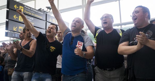 Foto: Trabajadores de Eulen protestan en la T1 del Aeropuerto de Barcelona-El Prat en el tercer día de huelga. (EFE) 