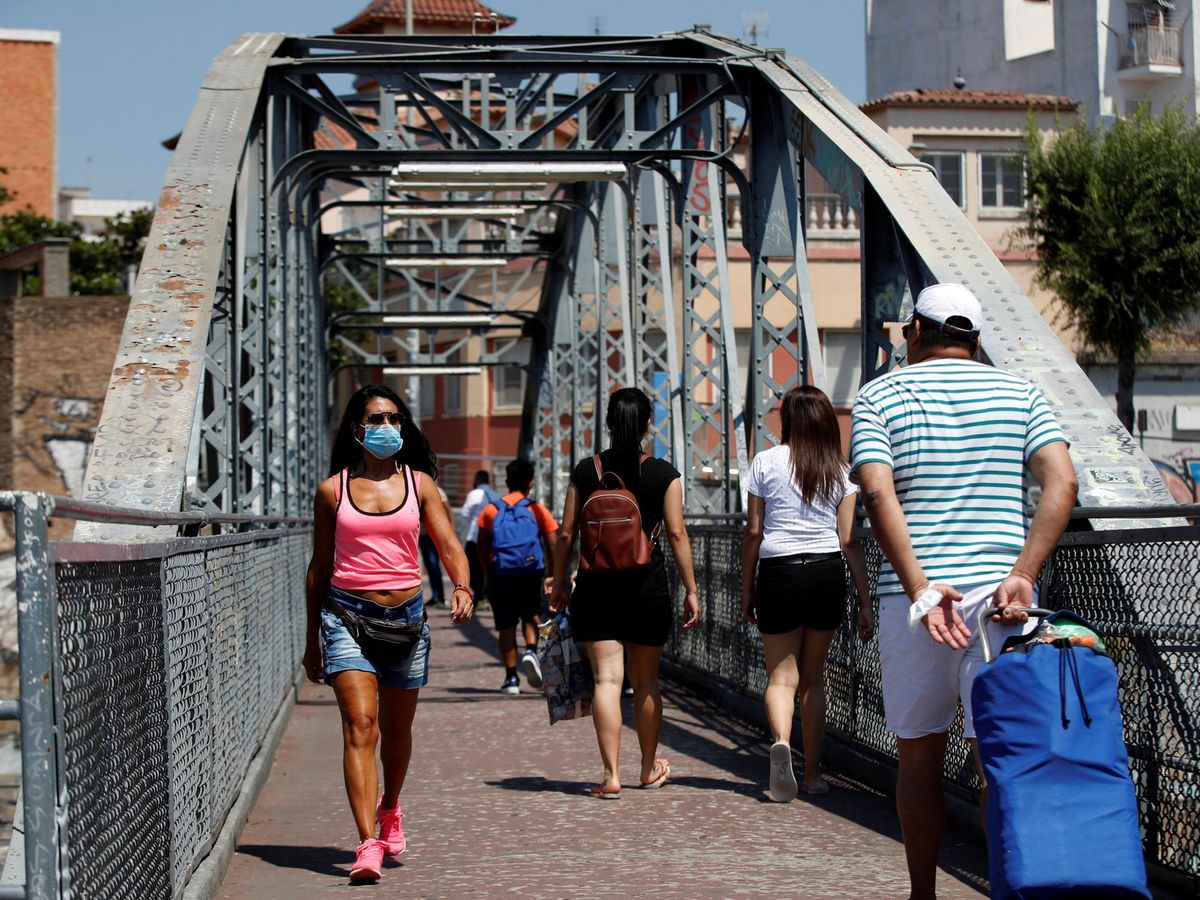 Foto:  Unos vecinos cruzan el puente de la Torrassa, este sábado, en L'Hospitalet de Llobregat (EFE)