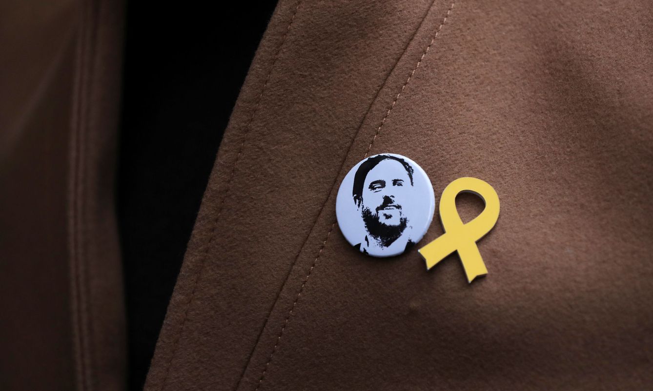 Una chapa de Oriol Junqueras y un lazo amarillo, símbolos por la libertad de los políticos presos. (Reuters)