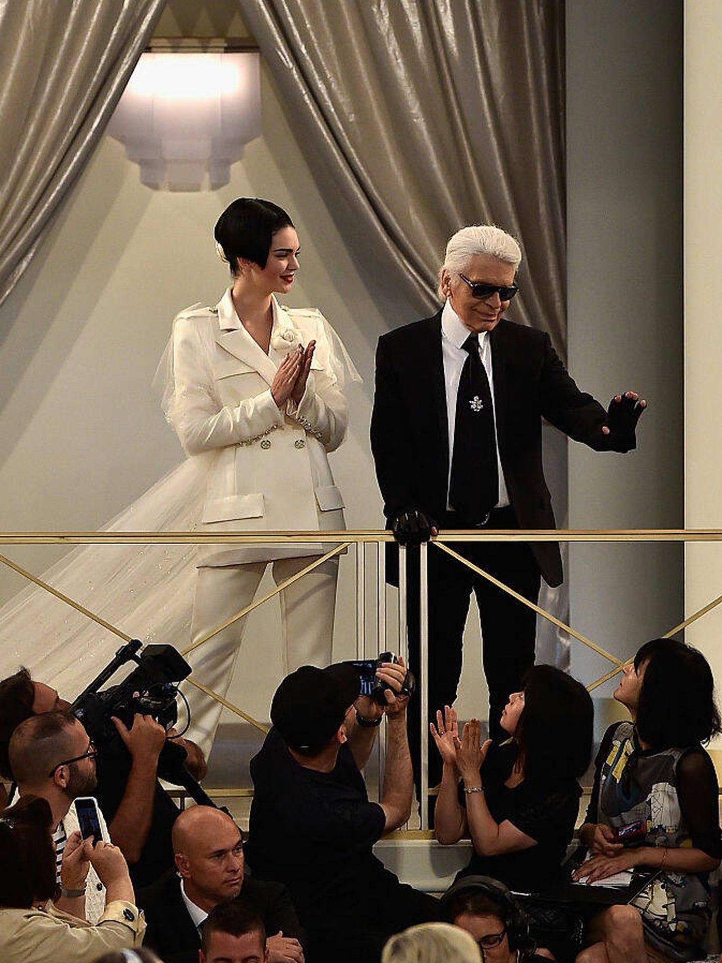 Kendall Jenner, junto a Karl Lagerfeld en el cierre de un desfile de Chanel. (Getty)