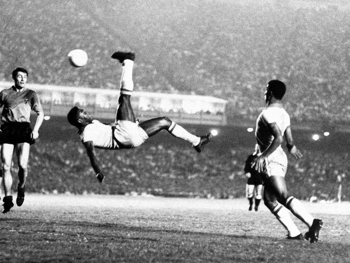Foto: Pelé intenta un gol de chilena en uno de sus partidos con Santos. (AP)