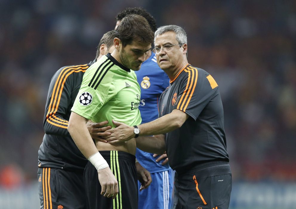 Foto: Casillas, atendido por los fisioterapeutas, momentos antes de ser sustituido por Diego López.