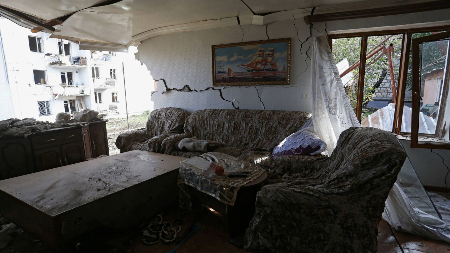 Un salón afectado por los bombardeos azeríes en Stepanakert  (Reuters)